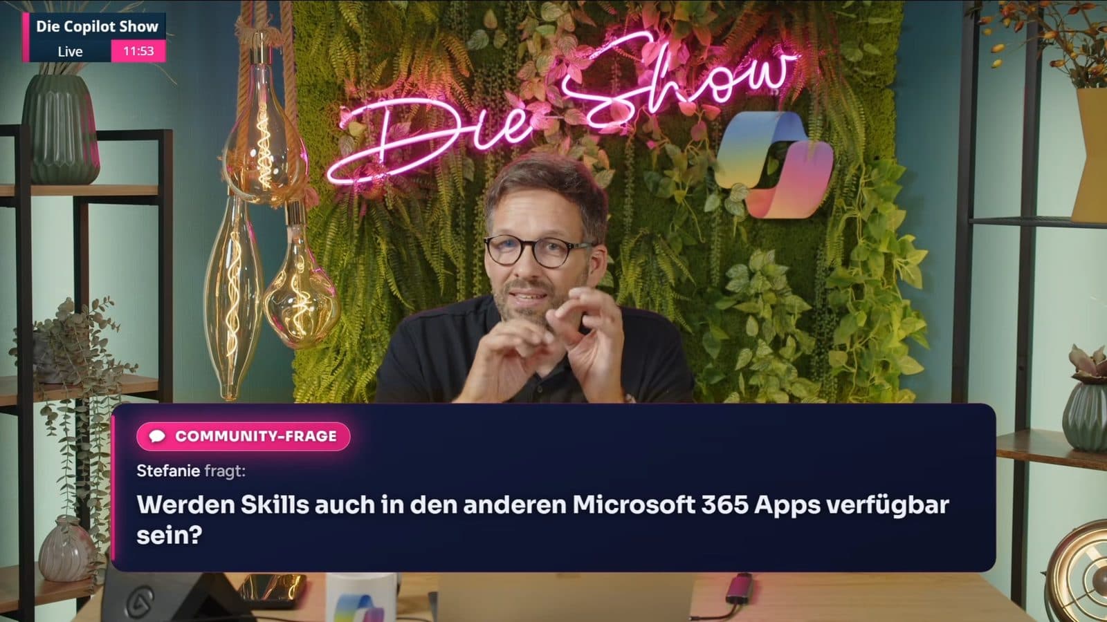 Alexander Eggers beantwortet live eine Zuschauerfrage, eingeblendet als „Community-Frage: Werden Skills auch in den anderen Microsoft 365 Apps verfügbar sein?“