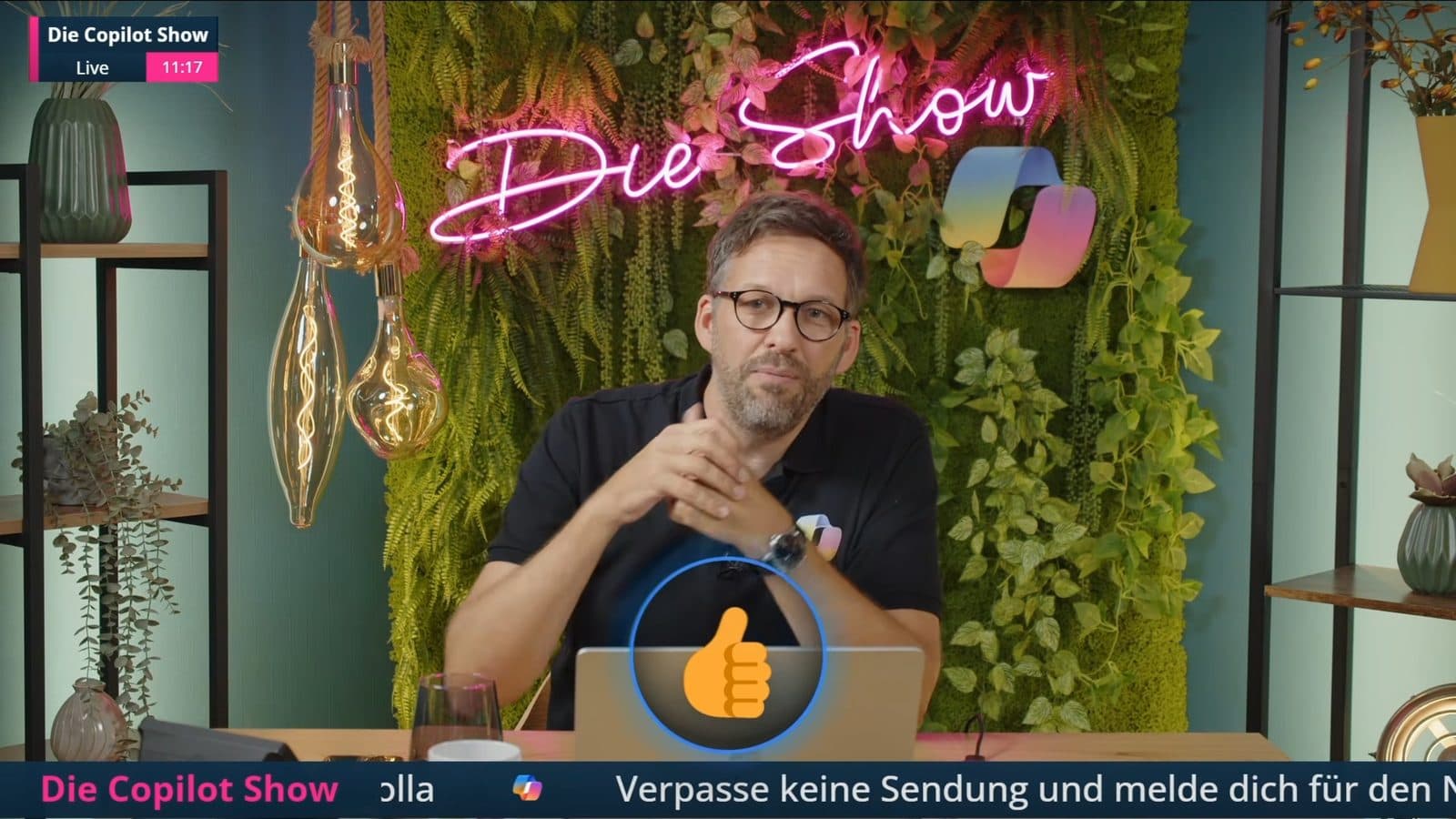 Alexander Eggers im Studio, eingeblendet ein Daumen nach oben als Verdikt für ein Copilot-Feature